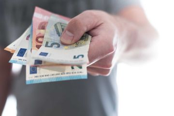 Bargeld übergeben